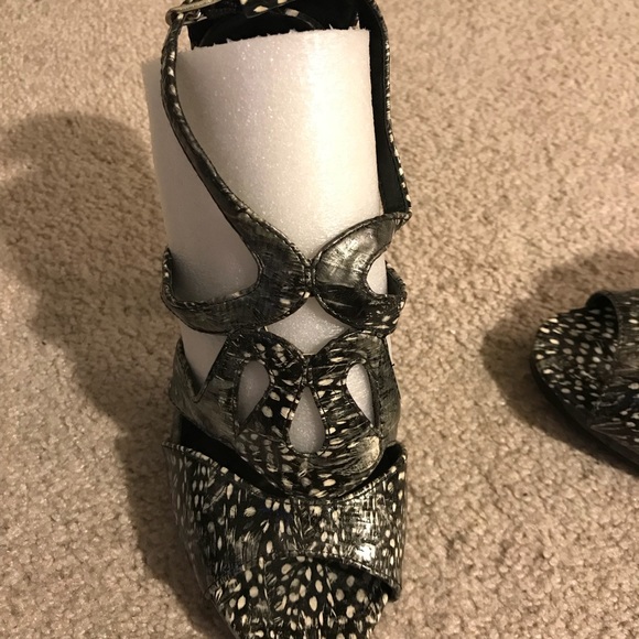 Feathered colored heels - Picture 3 of 3